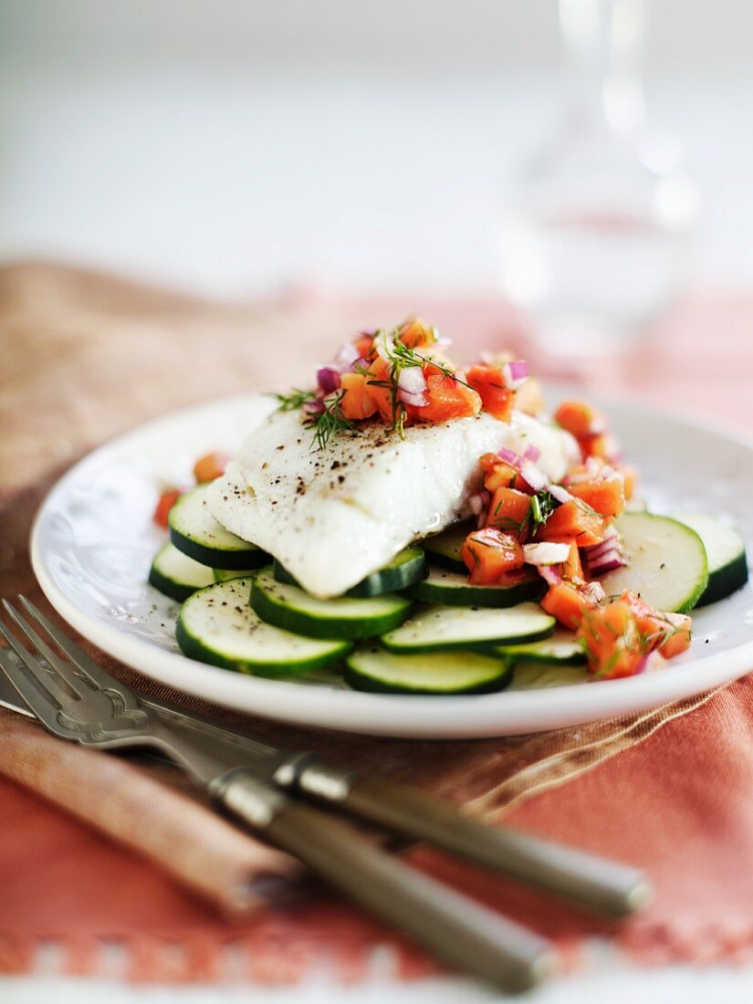 Cod fillet with papaya on sliced courgettes