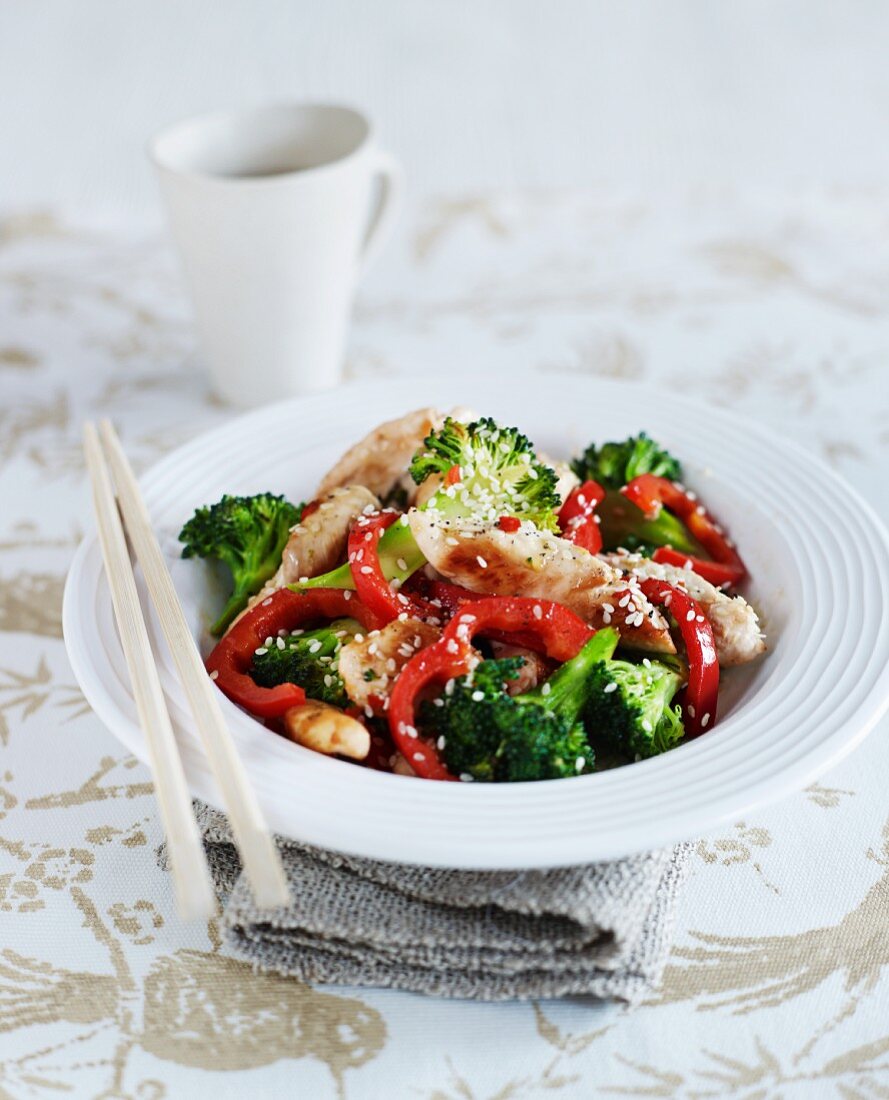 Pfannengebratenes Knoblauch-Sesam-Hähnchen mit Brokkoli und Paprika