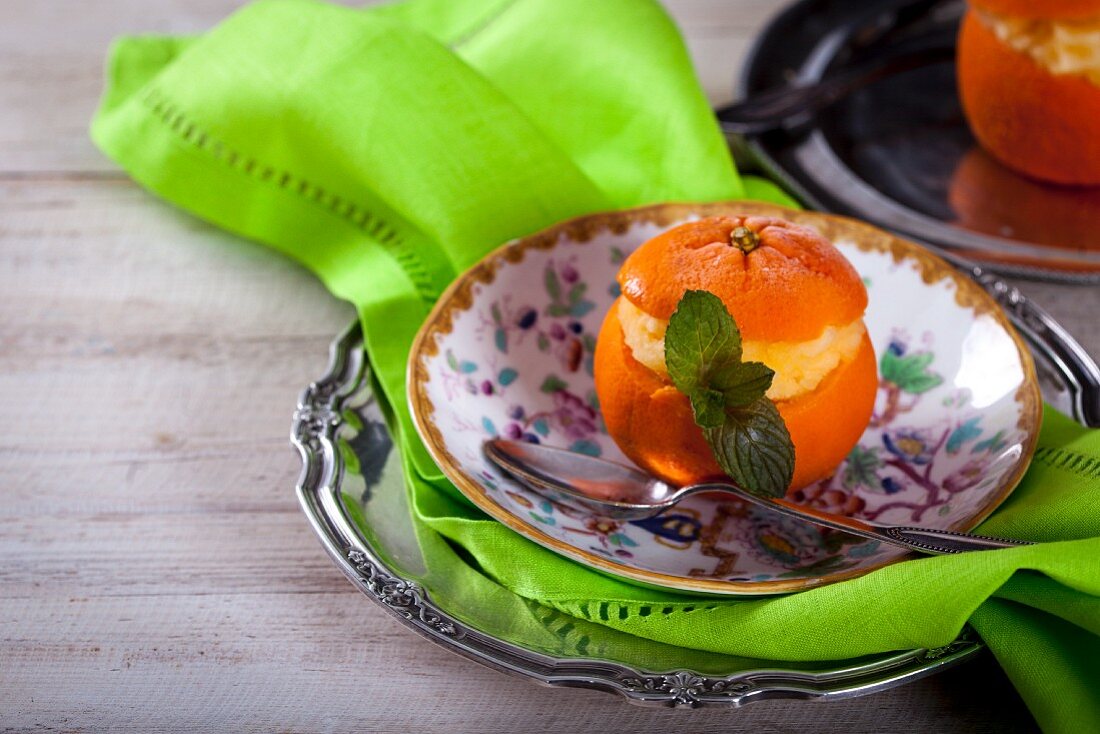 Mandarinensorbet in ausgehöhlter Orange