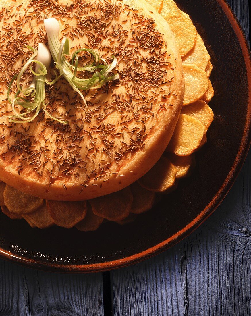 Käse mit Kümmel auf gebratenen Kartoffelscheiben