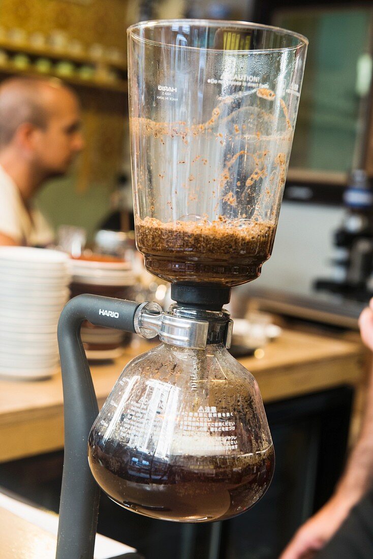 Kaffee im Syphon im 'Orso Laboratorio Caffè' in der Berthollet Strasse, Turin, Italien