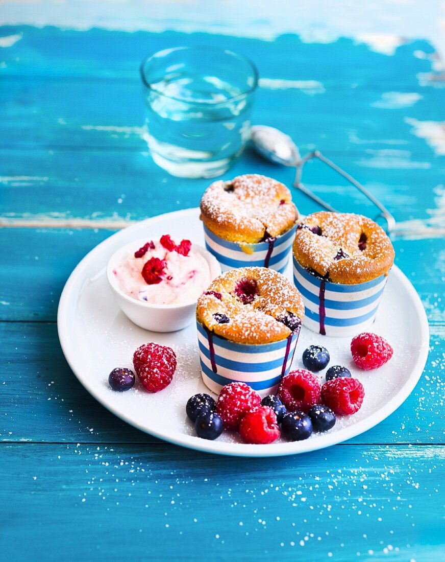Blueberry and raspberries muffins with quark cream