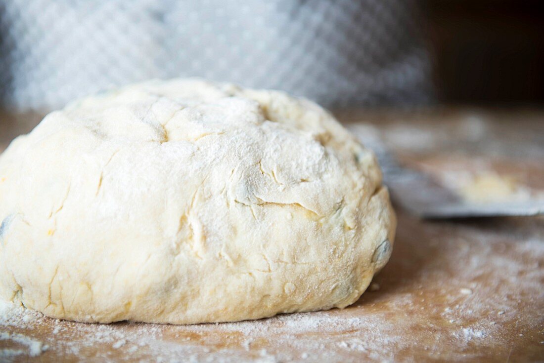 Hefeteig auf bemehltem Holzbrett