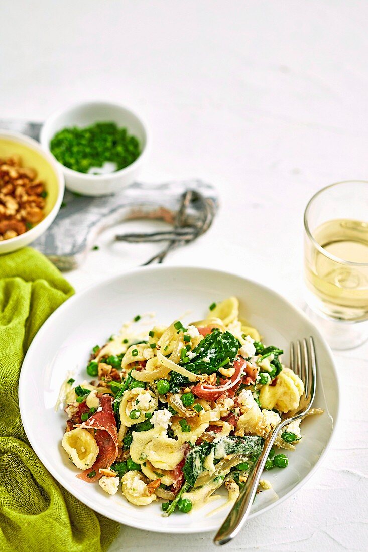 Orecchiette mit Prosciutto, Erbsen und Blattspinat