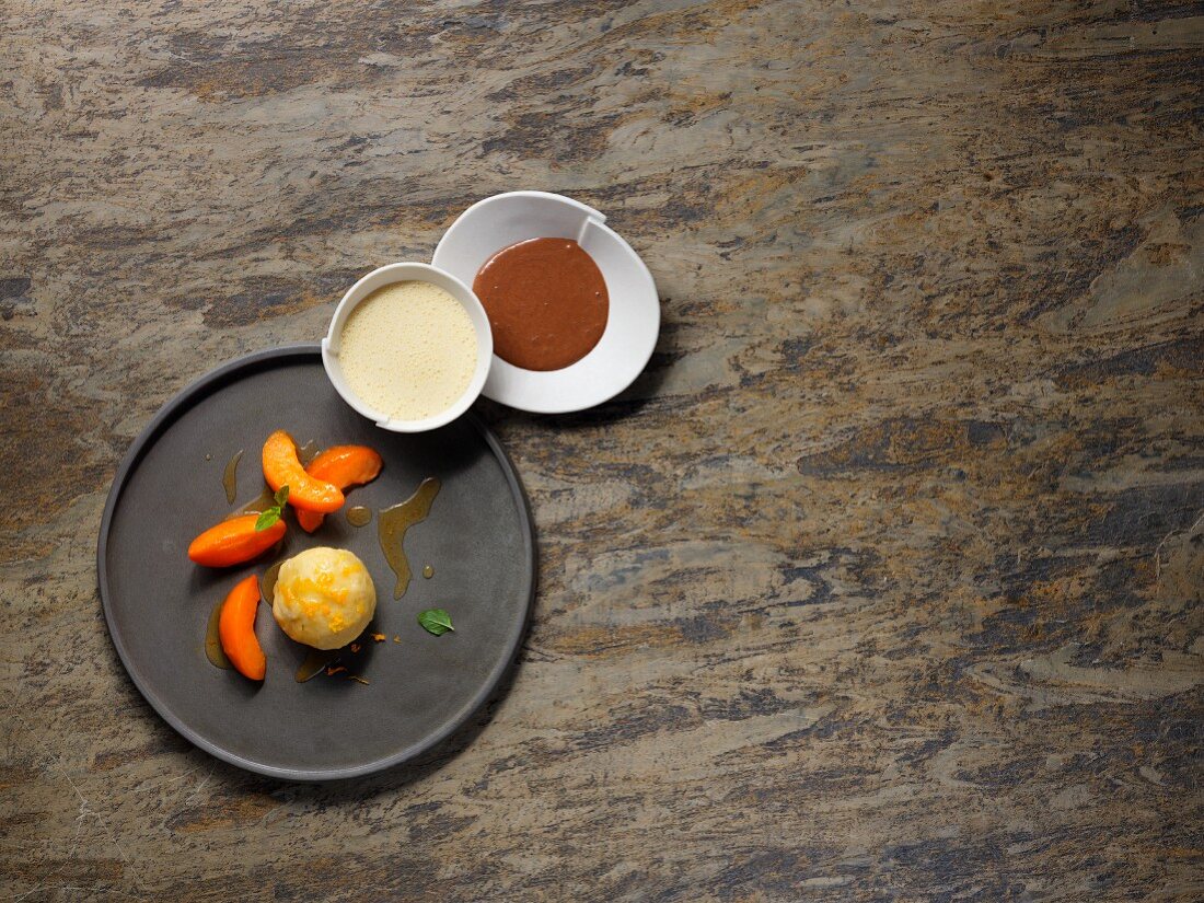 Gedämpfte Germknödel mit Aprikosen & Kaffeesauce