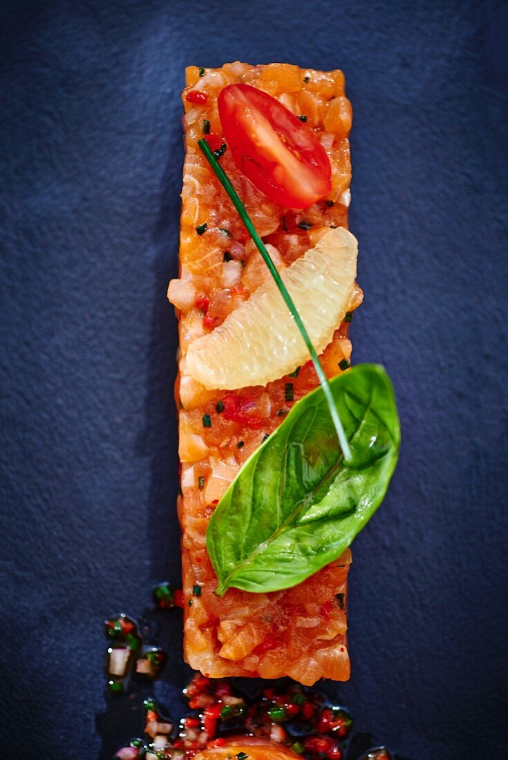 Trout tartare with basil and grapefruit