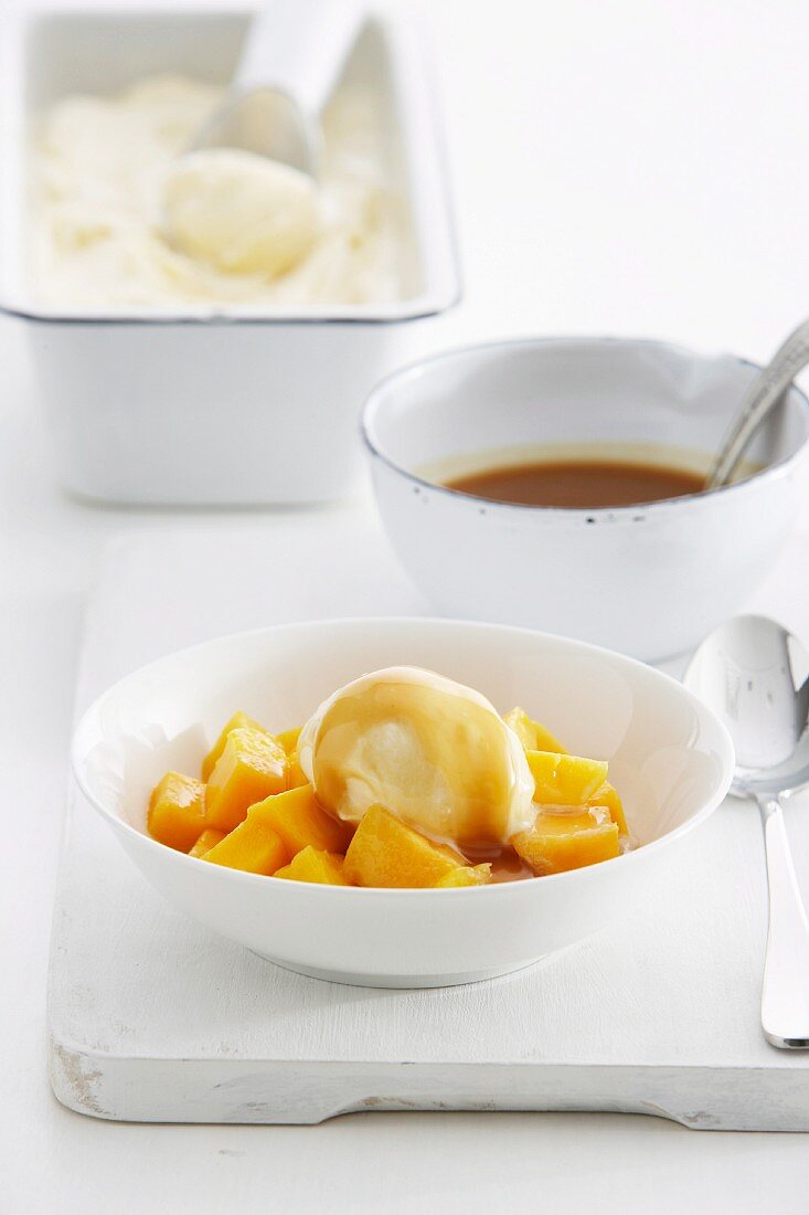 Mango mit Vanilleeis und Kokos-Karamell-Sauce