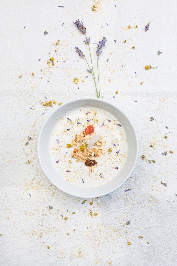 Gesundes Müsli mit Lavendel und Trockenfrüchten