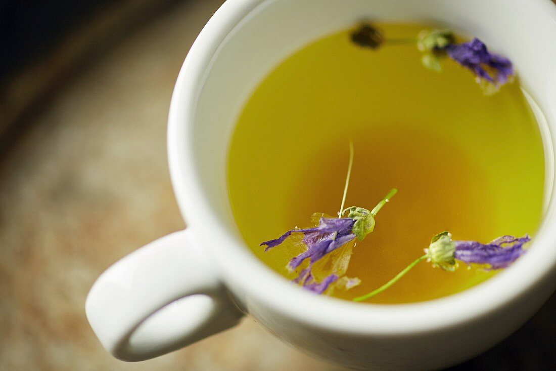 Heisser Kräutertee mit geschmolzenem Kandiszucker