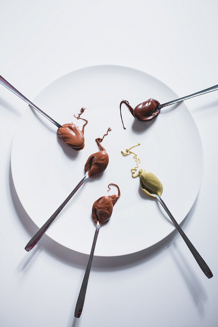 Weisser Teller mit verschiedenen Schokoladencremes