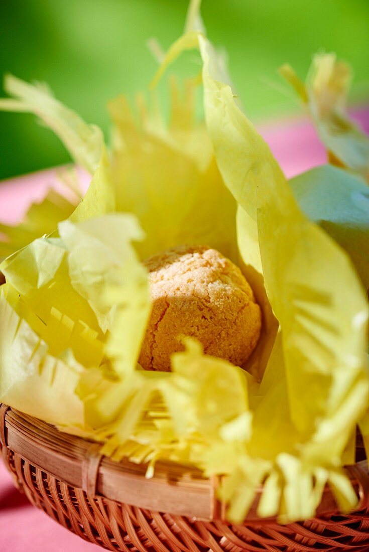 Amaretti on green paper in a basket