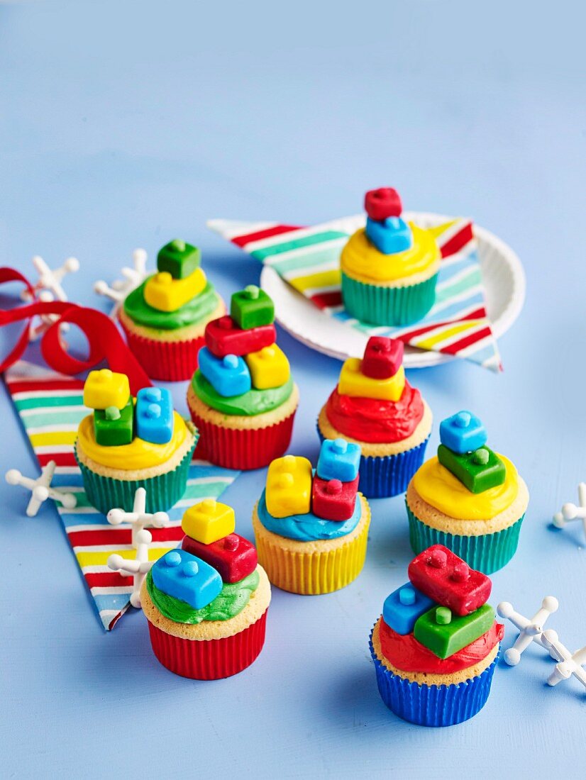 Backen für Kinder: Bunte Lego-Cupcakes
