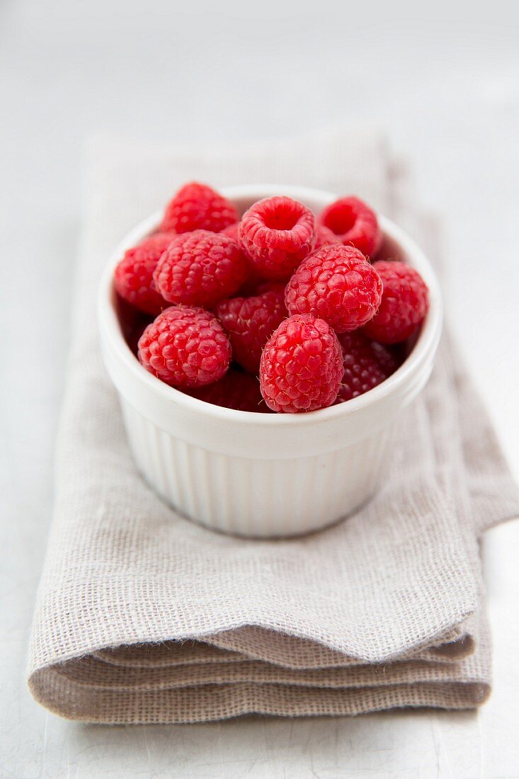 Himbeeren in weißem Förmchen