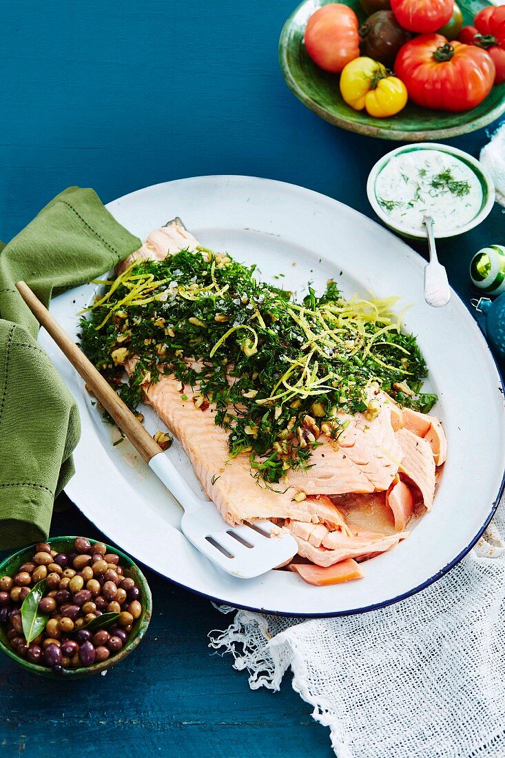 Pochierter Lachs mit Gremolata und Dillsauce