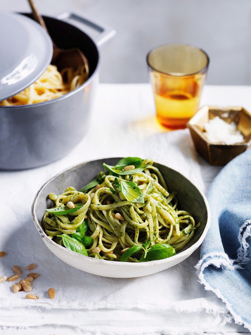 Linguine mit Basilikumpesto