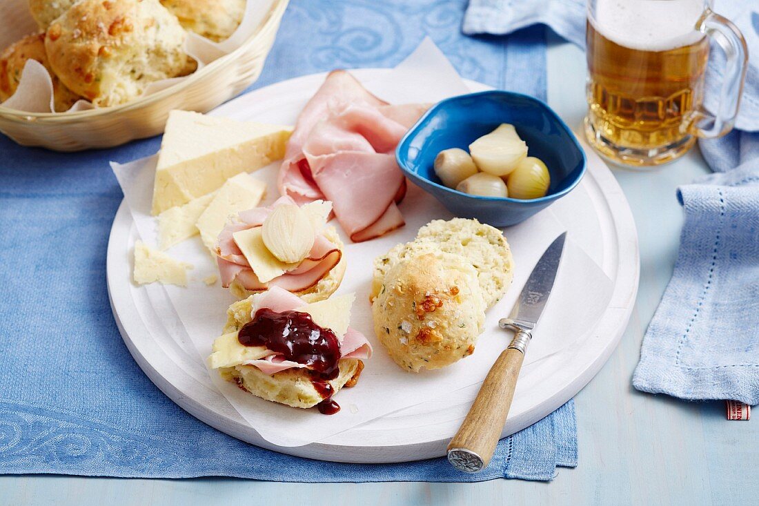 Käse-Kräuter-Brötchen mit Schinken und Käse