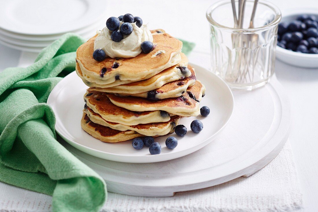 Blaubeer-Pancakes mit Frischkäsecreme