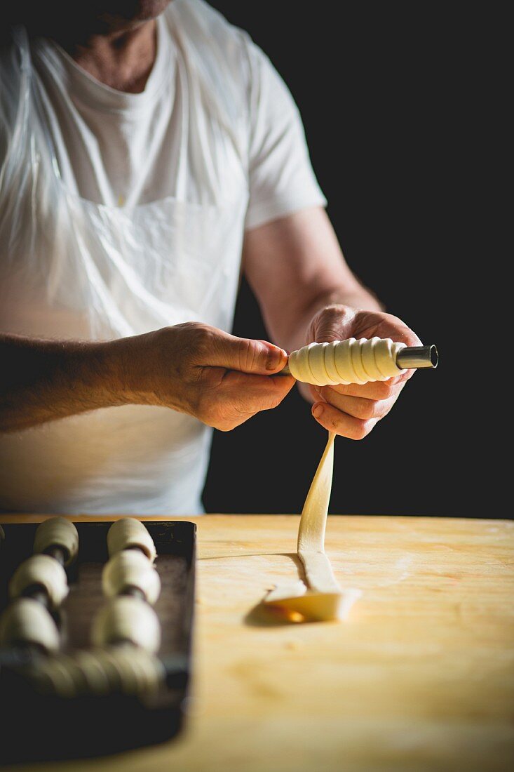A confectioner preparing cannoli