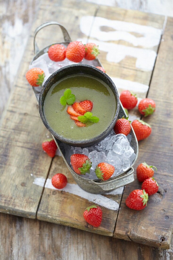 Strawberry and cos lettuce smoothie