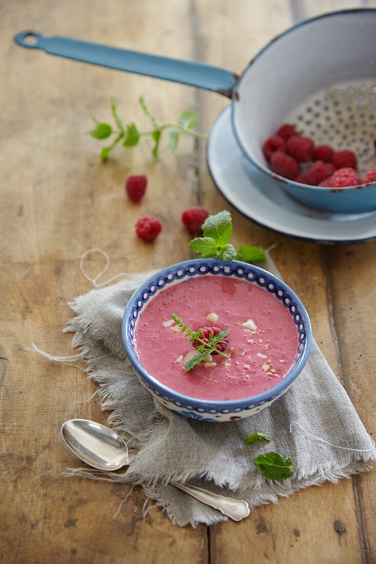 Smoothie Bowl mit Himbeeren und Bananen