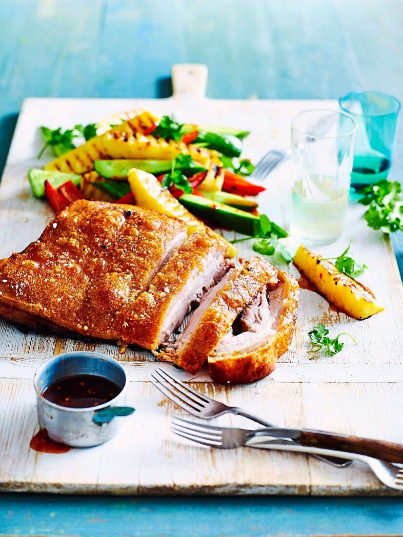 Knusprig gebratener Schweinebauch mit Ananas-Gemüsesalat