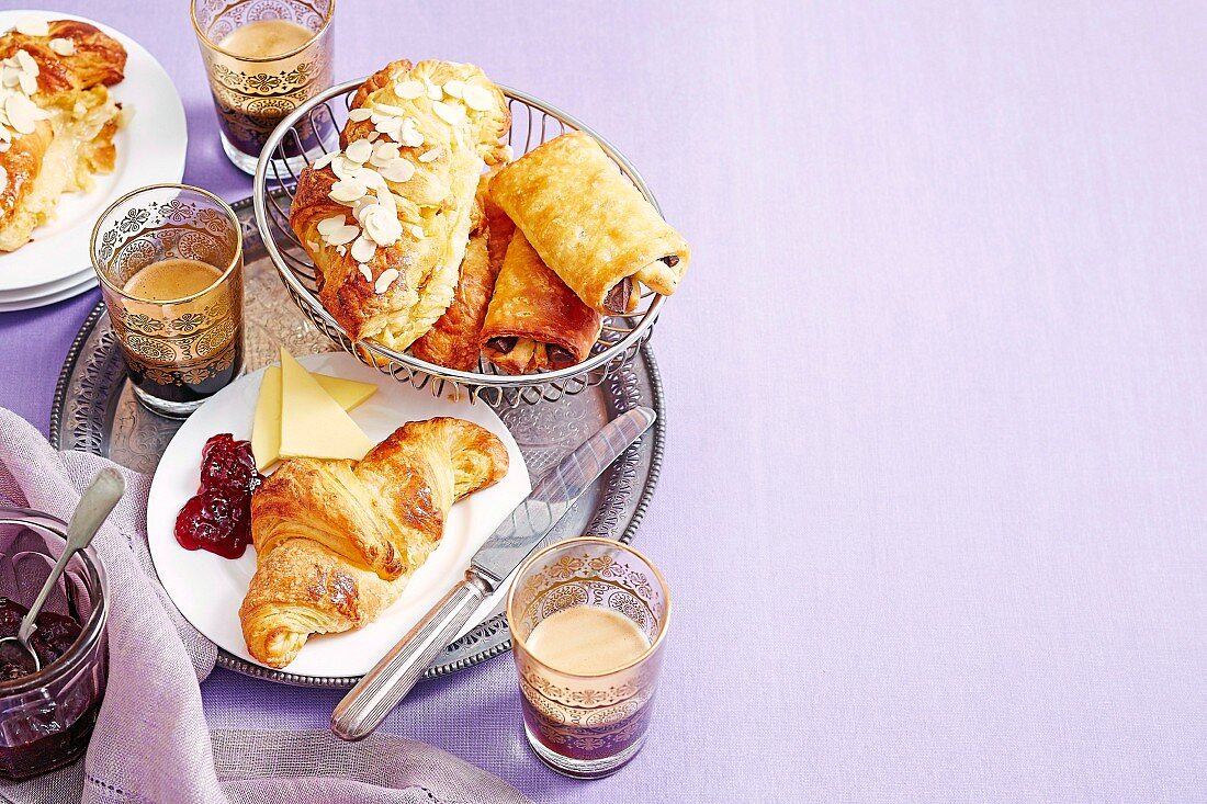 Selbstgemachtes Frühstückgebäck: Croissant, Pain au Chocolat und Mandelcroissant