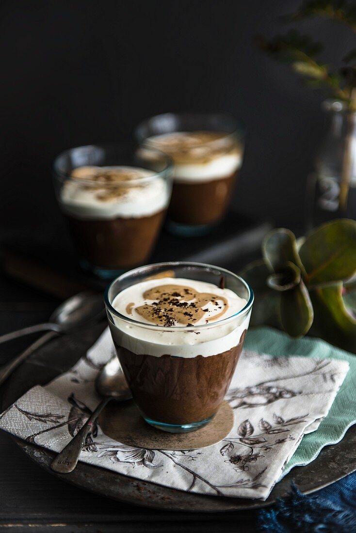 Schokoladenmousse mit Kaffeesahne im Glas
