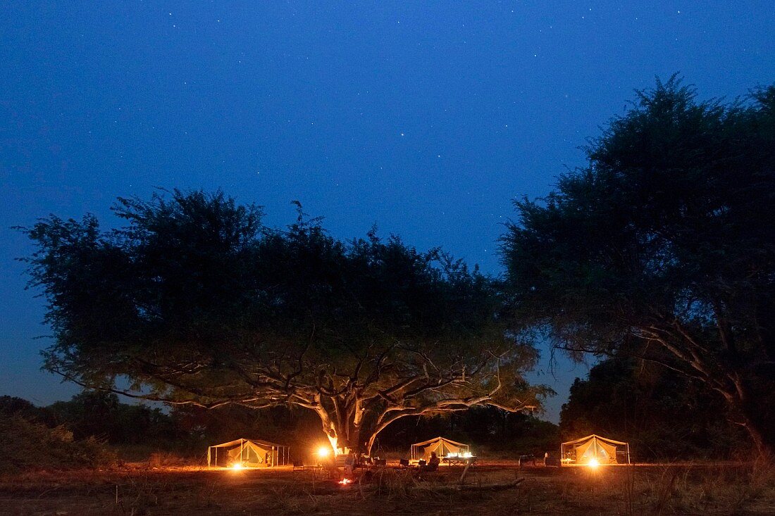 Nächtliches Camp bei Wandersafari, Sambia, Afrika