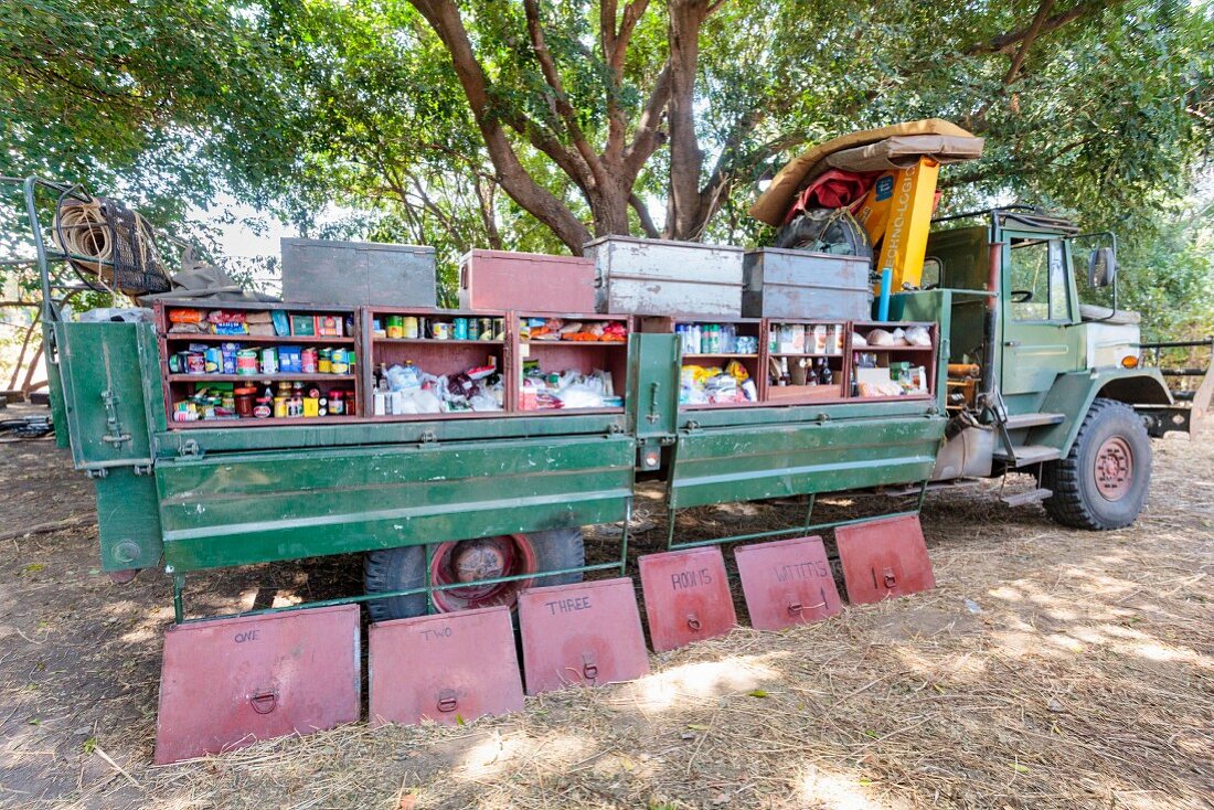 Truck mit Proviant und Erfrischungen bei Wandersafari, Sambia, Afrika
