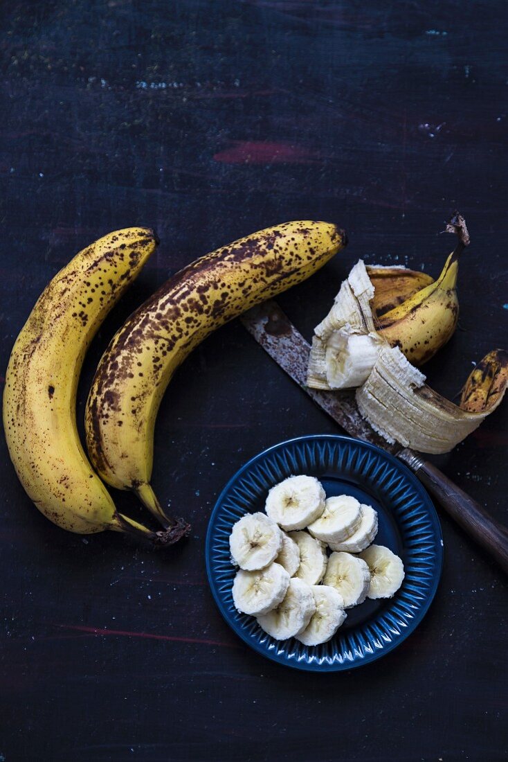 Sliced banana and overripe bananas