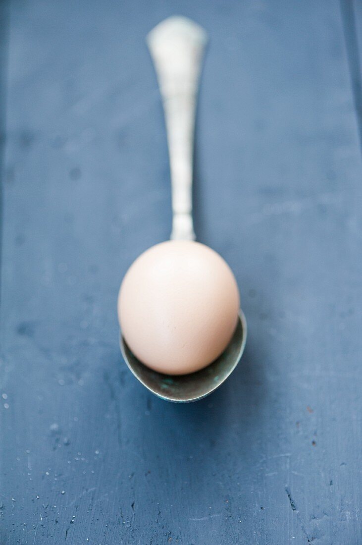 Ein Ei auf einem Vintage-Löffel