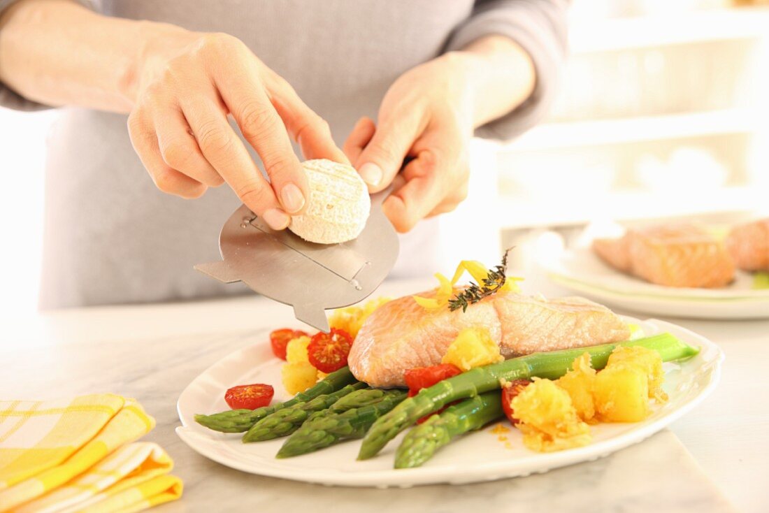 Confiertes Lachsfilet mit grünem Spargel, Knusperkartoffelwürfeln und Ziegenkäse