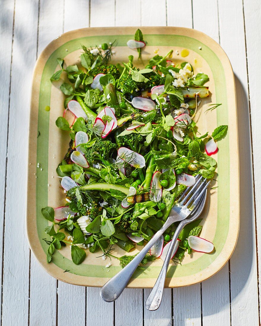 Brokkoli-Spinat-Salat mit Radieschen und Erbsen