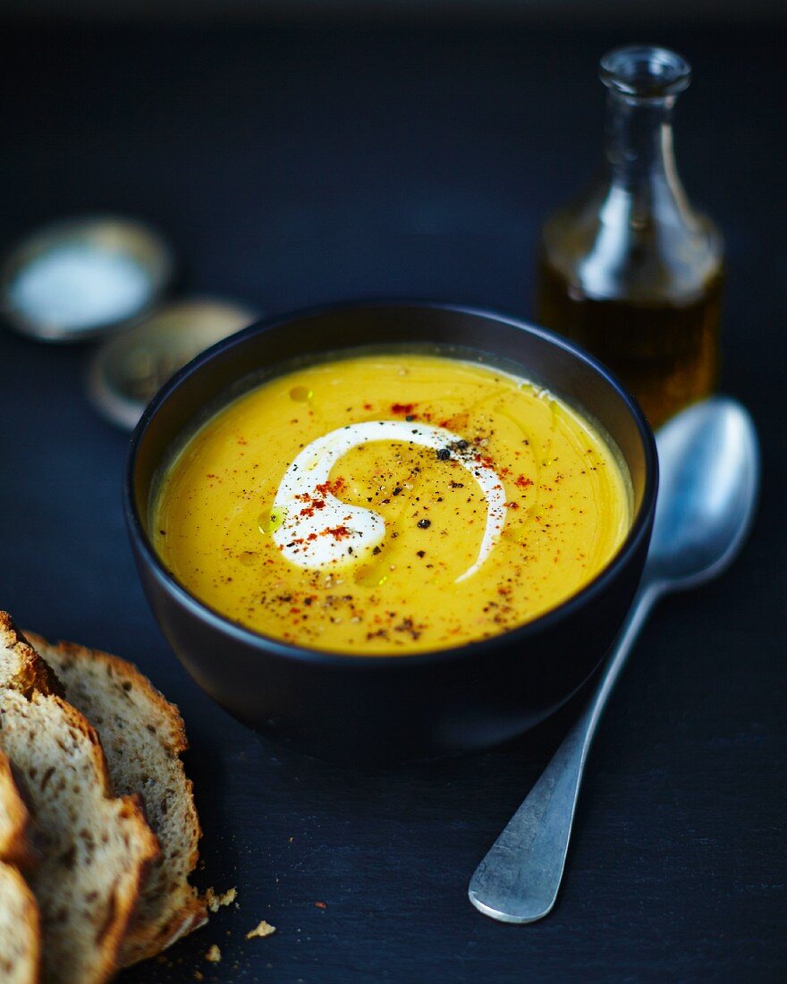 Cream of butternut squash soup with bread