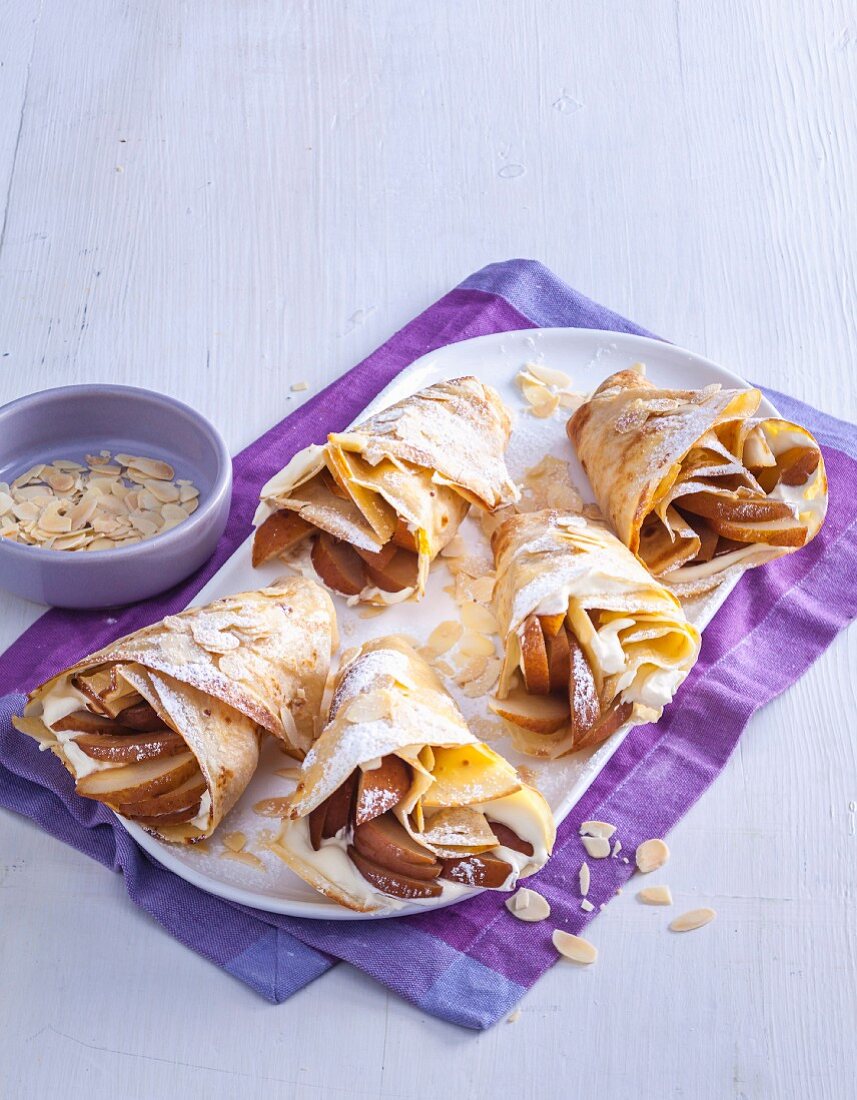 Chai-Crepes mit Birnen, Sahnecreme und Mandelblättchen