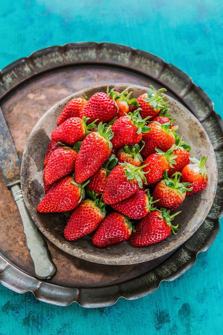 Fresh strawberries in a bowl on a tray
