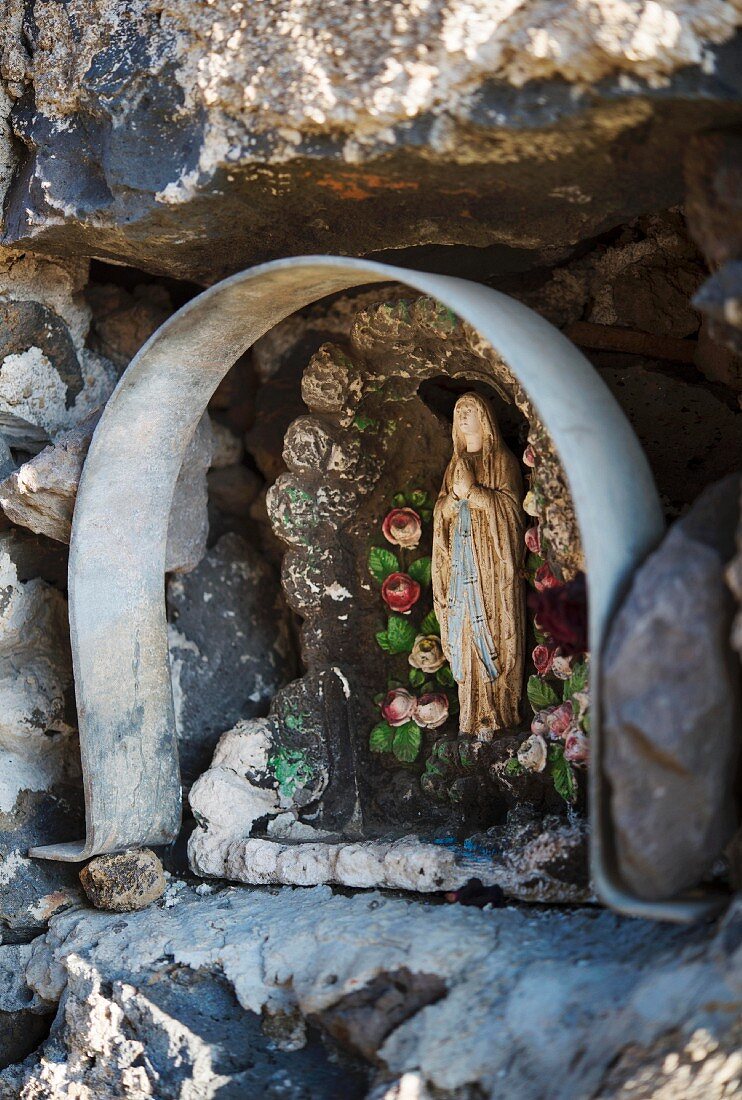 Madonna in den Mauern des Weingutgrundstücks von Girolamo Russo in Passopisciaro, Sizilien, Italien