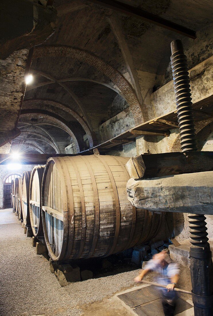 Weinkeller mit alter Weinpresse in Passopisciaro, Sizilien, Italien