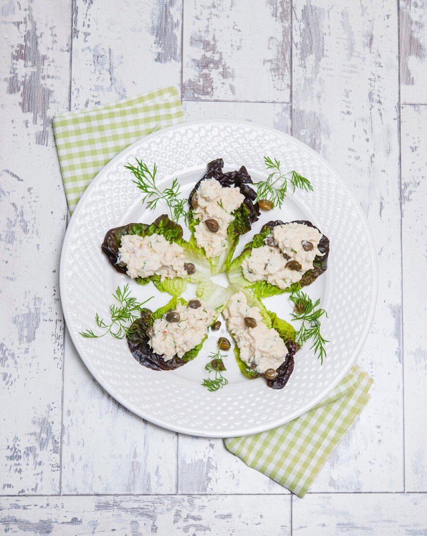 Salatblätter mit Krabben-Senf-Aufstrich und Kapern