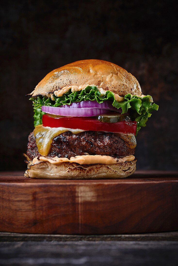 Cheeseburger mit Zwiebeln und Tomate