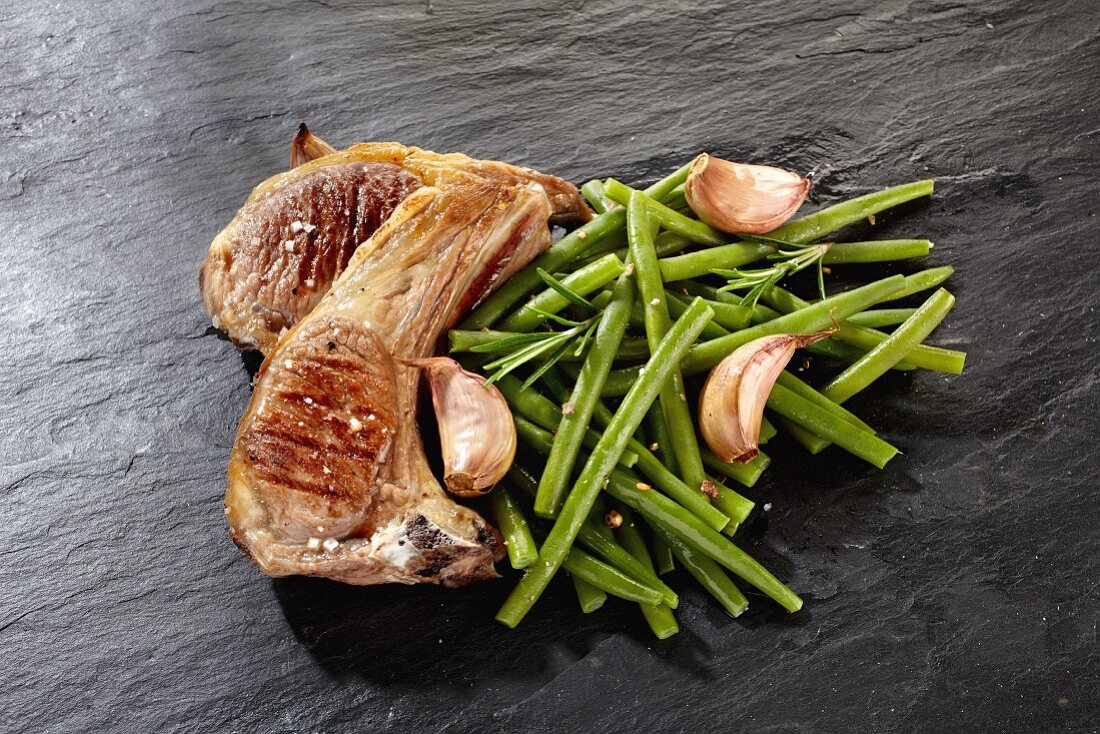 Lamb with green beans and garlic
