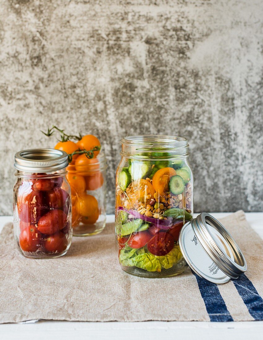 Gemüsesalat im Glas