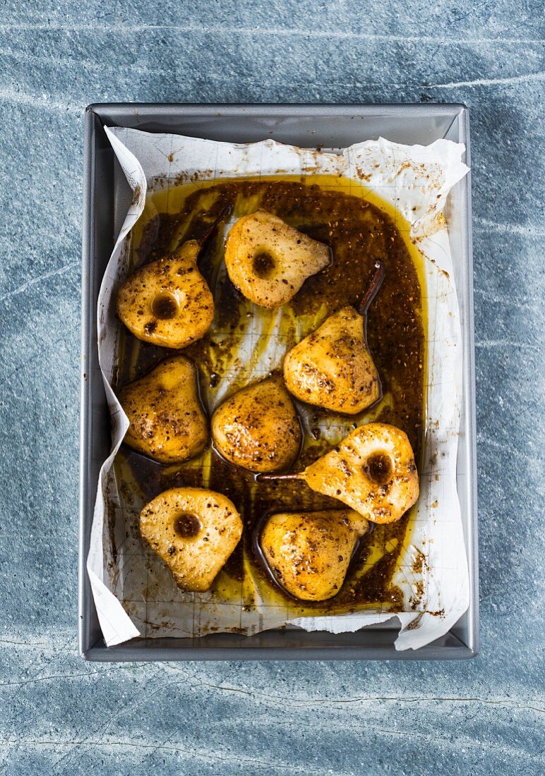 Roasted pears with spices
