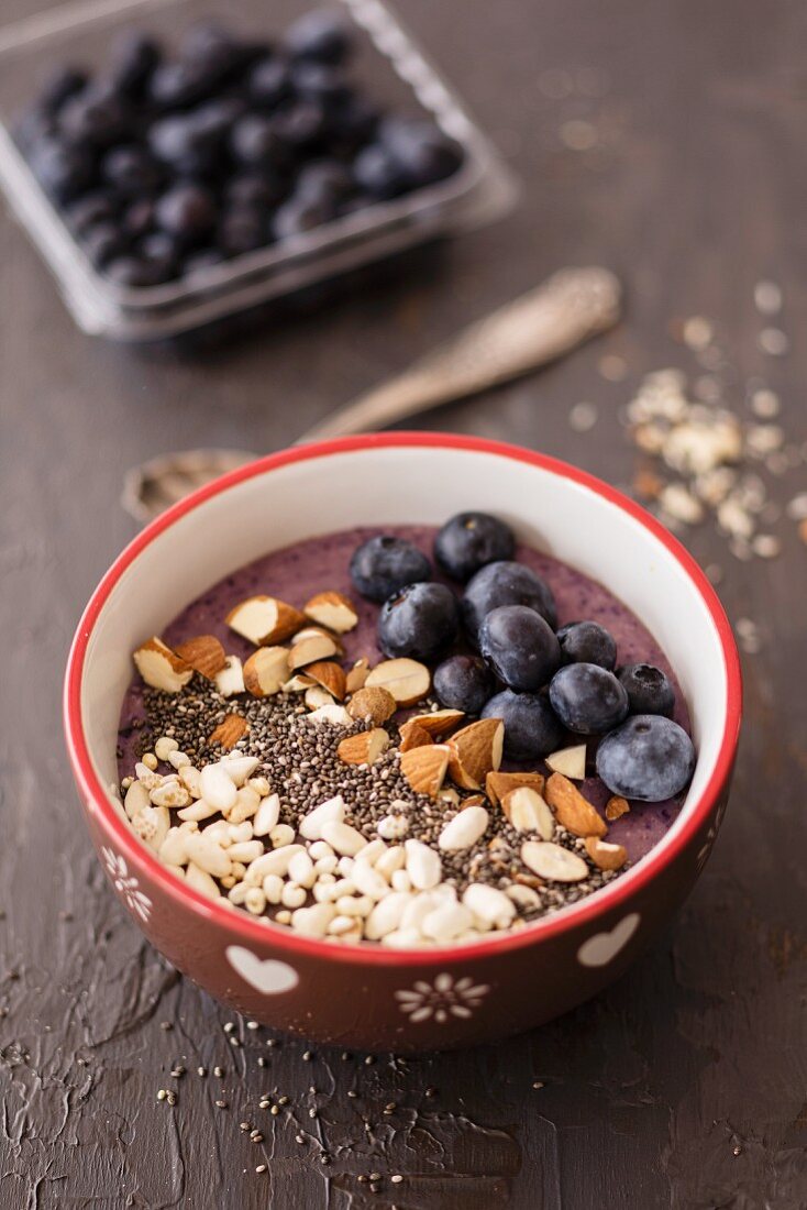 Smoothie-Bowl mit Heidelbeeren und Mandeln