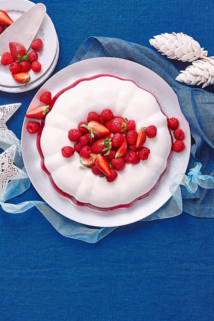 Kokos-Himbeer-Gelee mit frischen Beeren