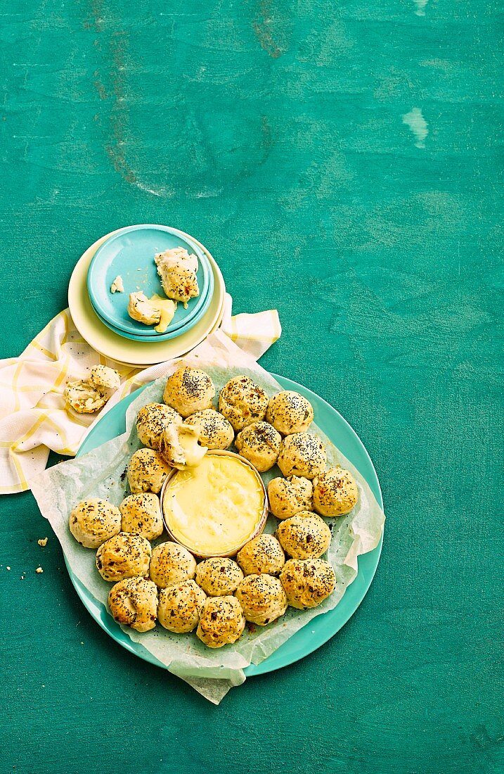 Poppy seed rolls with oven-baked camembert cheese