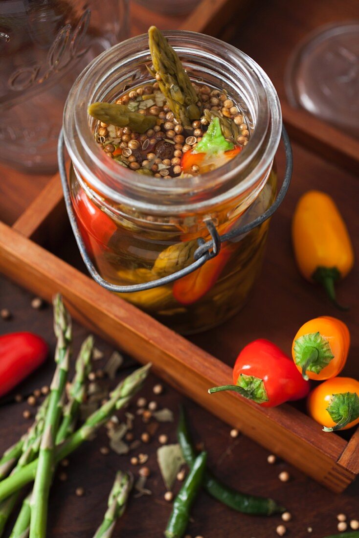 Spargel und Paprika mit Eingelegegewürzen im Vintage-Einmachglas