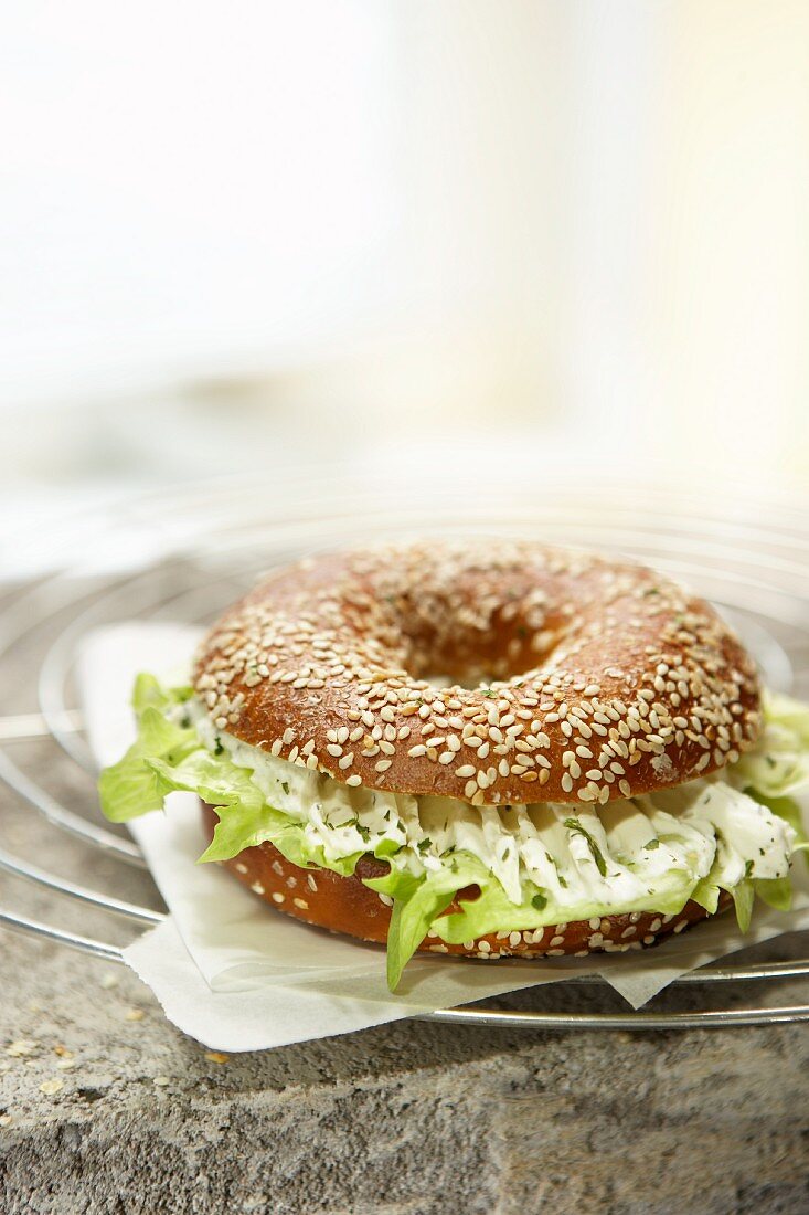 Bagel mit Salat und Frischkäse