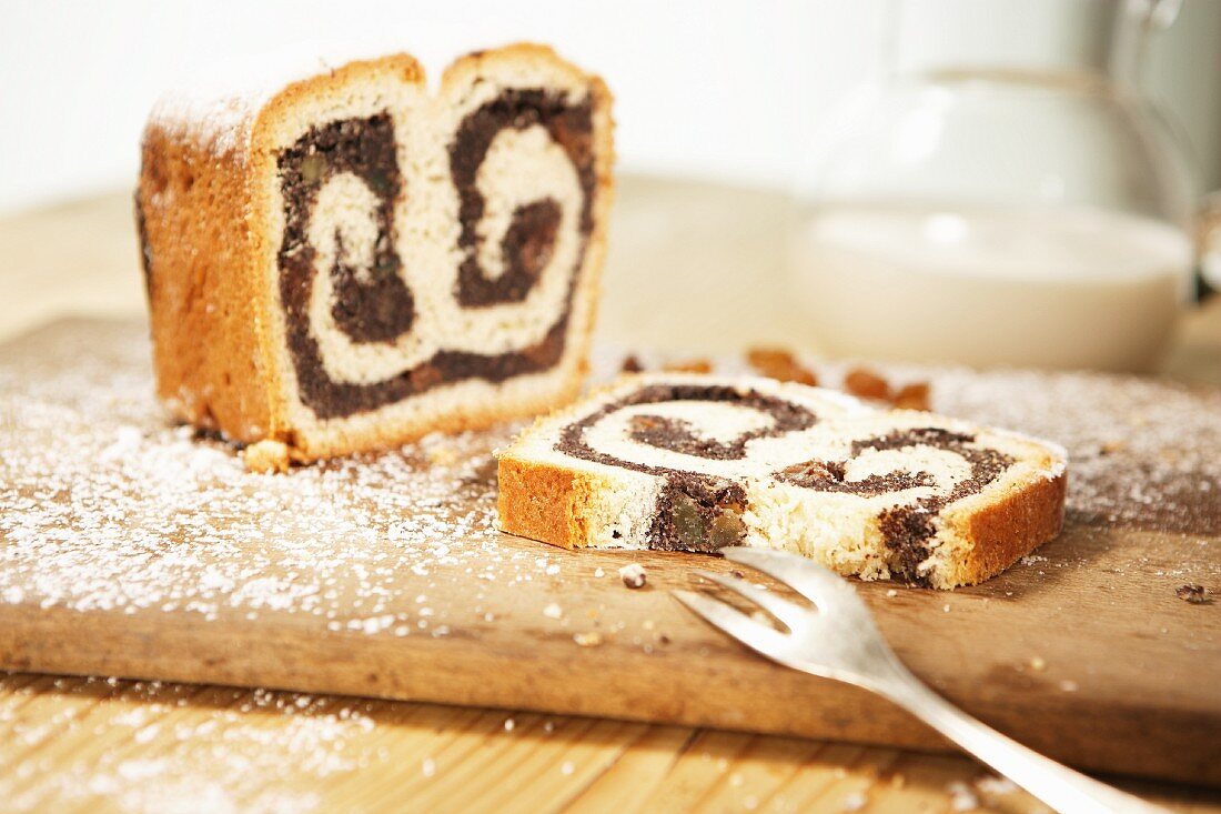 Mohnstollen mit Puderzucker, angeschnitten