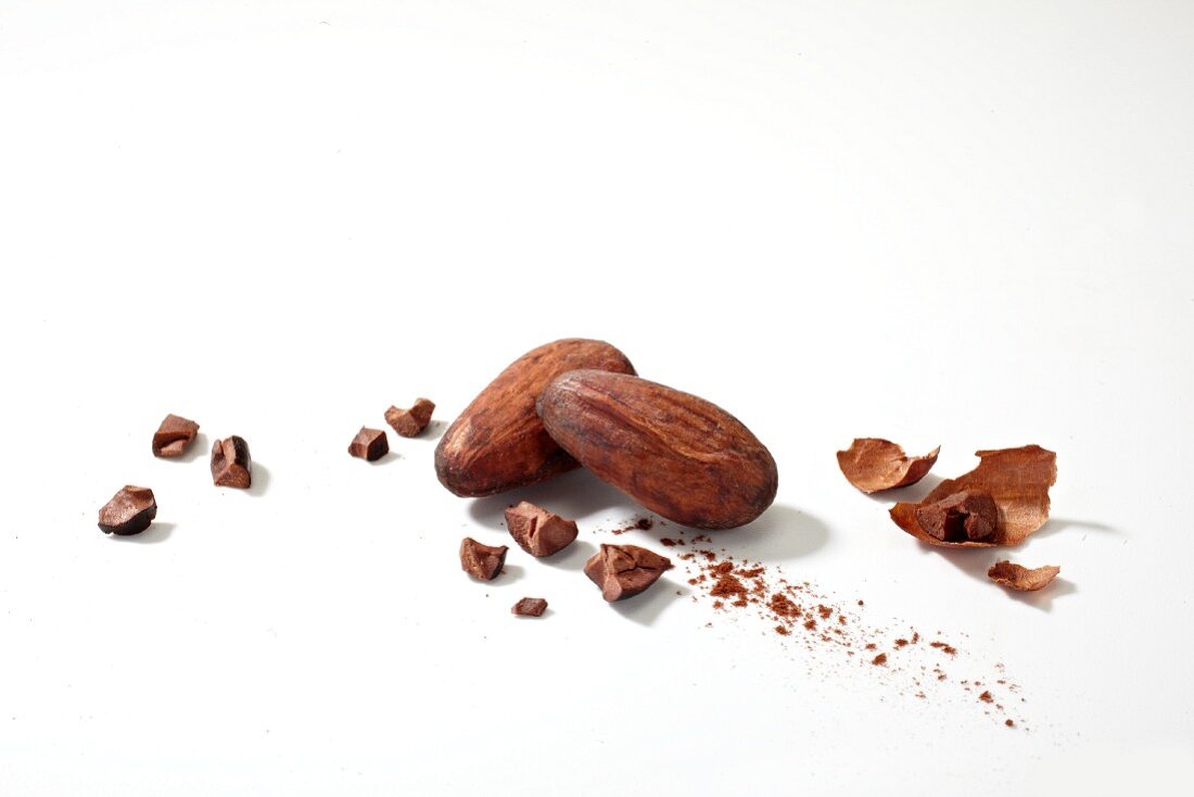 Cocoa beans with broken pieces
